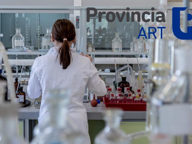 Persona en un laboratorio con logo de Provincia ART