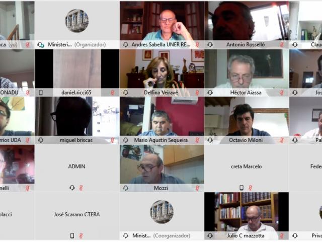 Captura de pantalla con pequeños recuadros, donde se ven a los participantes de la reunión en videoconferencia.
